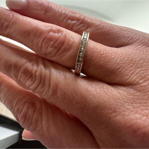 Elegant Gold and Diamond Women's Ring